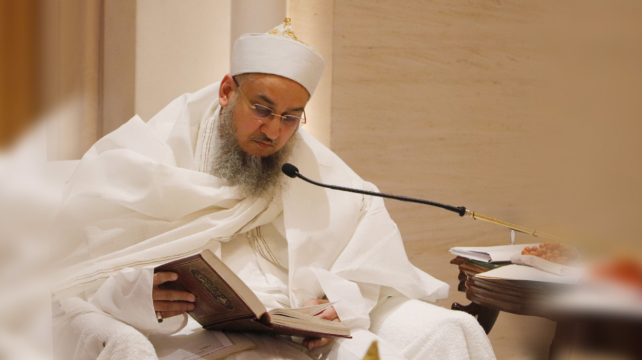 Syedna taher fakhruddin teaching anwarul quran sabaq home