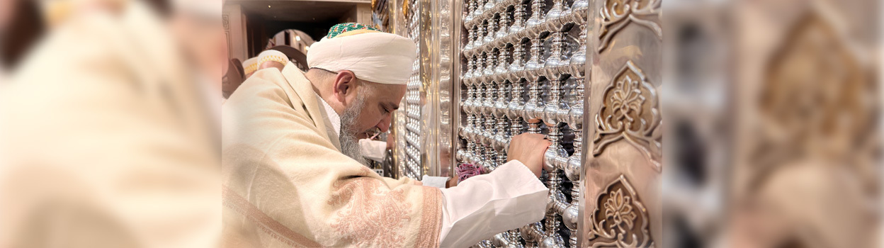 Syedna tus misar rasul husain ziarat holding zareeh page